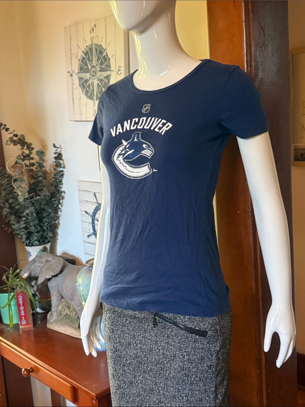 Vancouver Canucks Reebok Women's Navy Logo Tee size XS 100% cotton